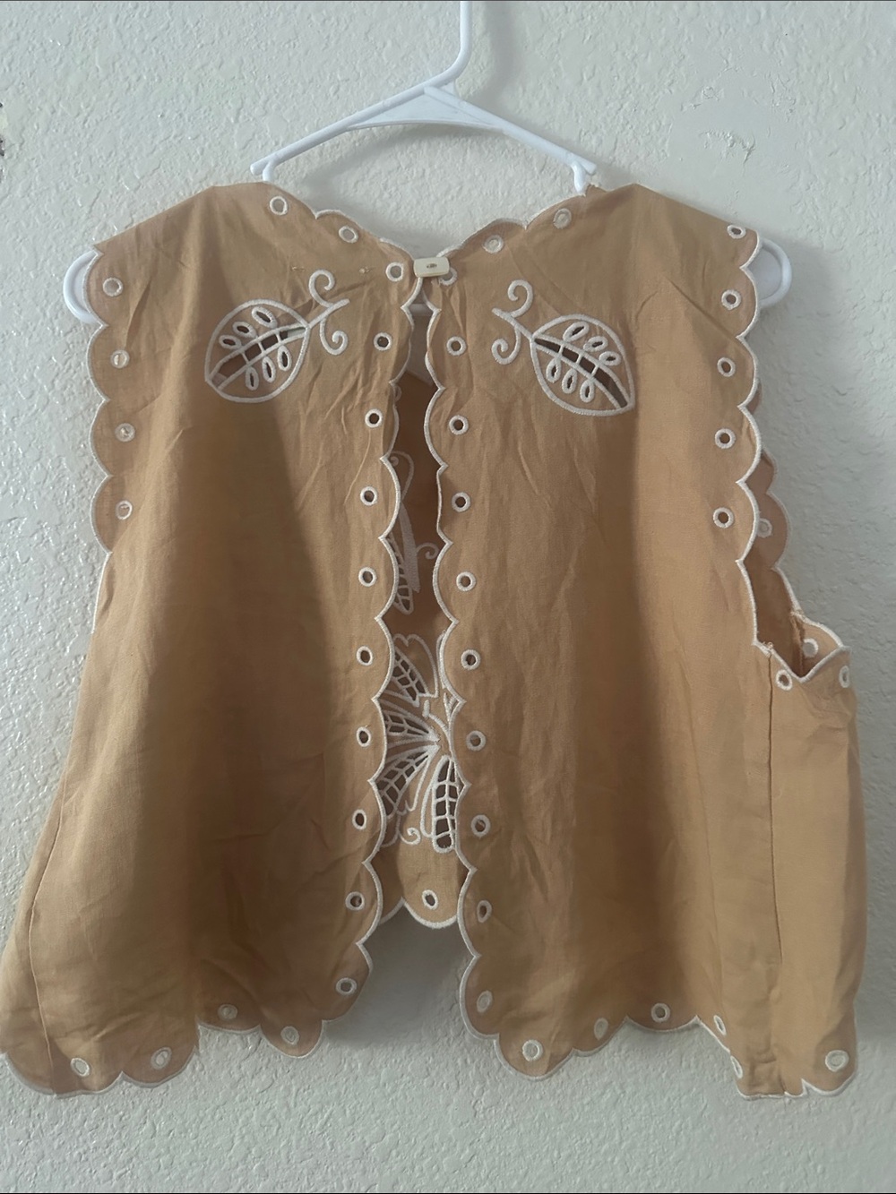 FARM Rio cropped Scallop broderie Anglaise top - Picture 3 of 5